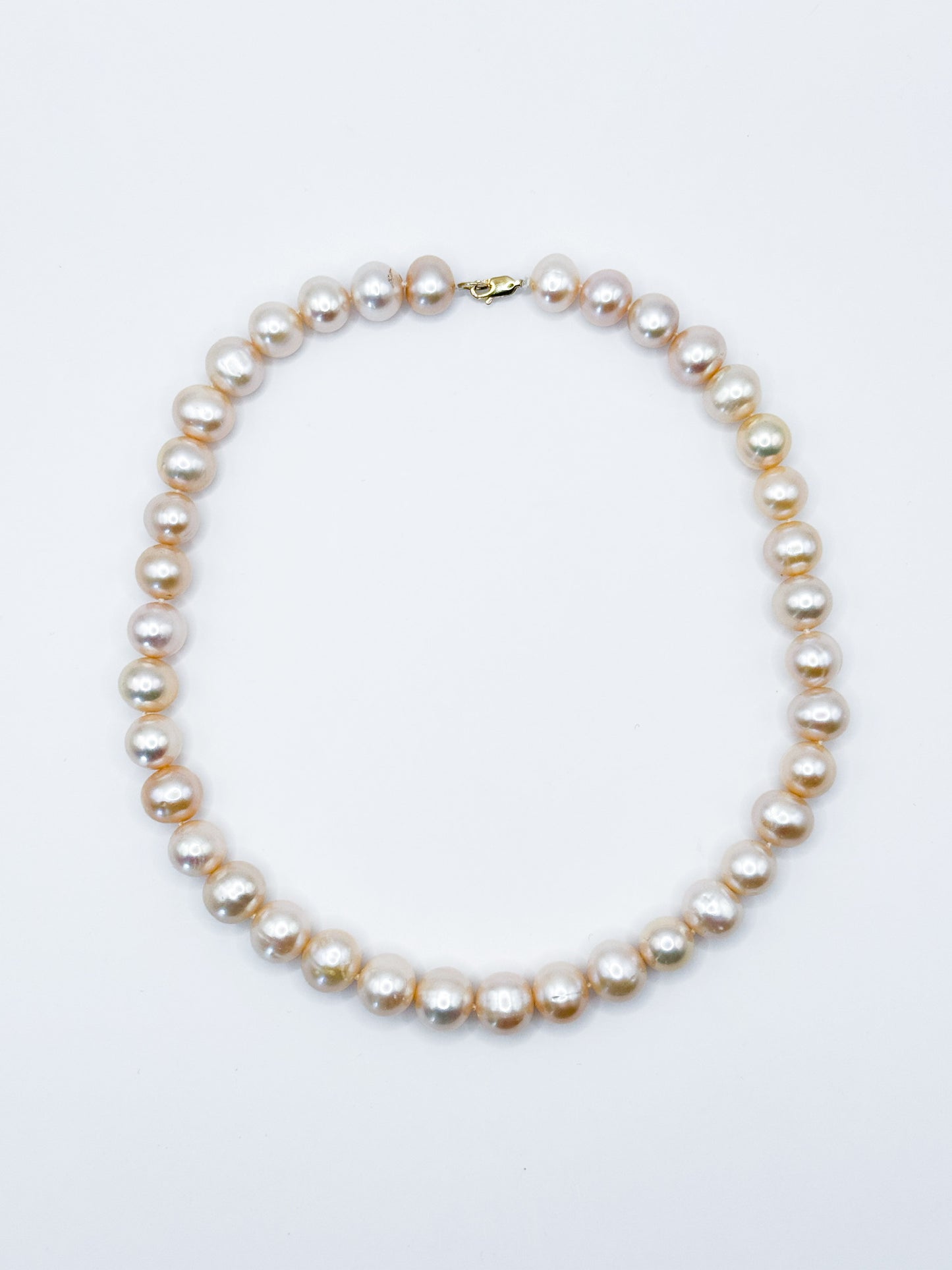 Collar clásico perlas grandes irregular.