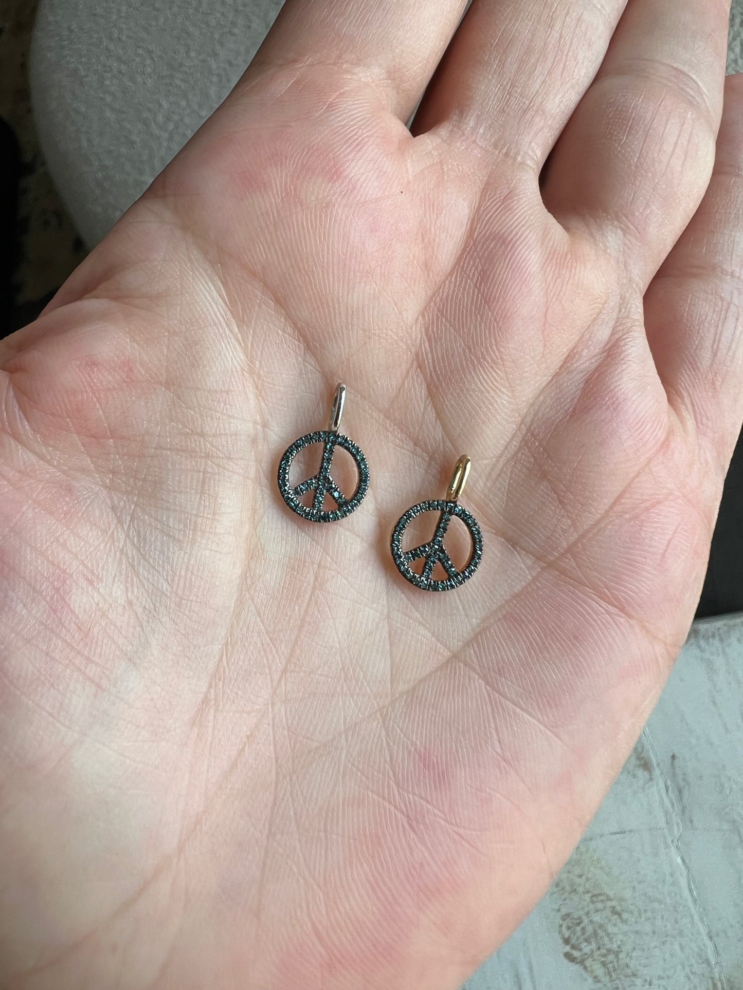 Charm peace & love diamantes azules oro amarillo