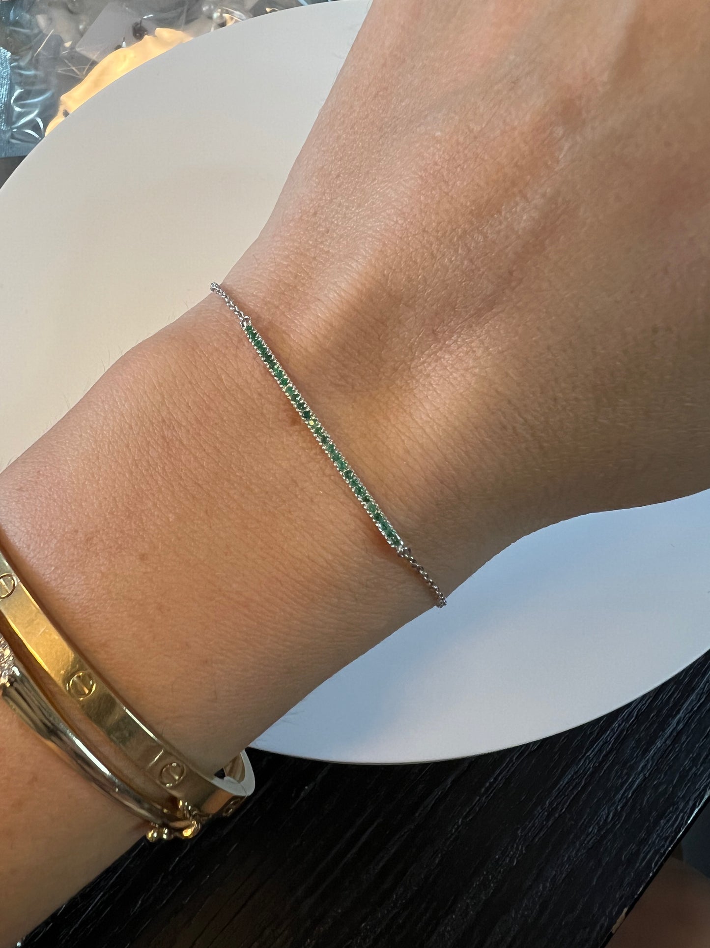 Pulsera barra esmeraldas oro blanco.
