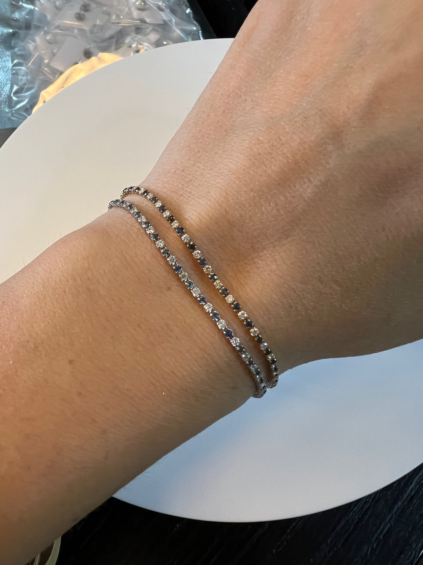 Pulsera tennis diamantes y zafiro. Oro blanco.