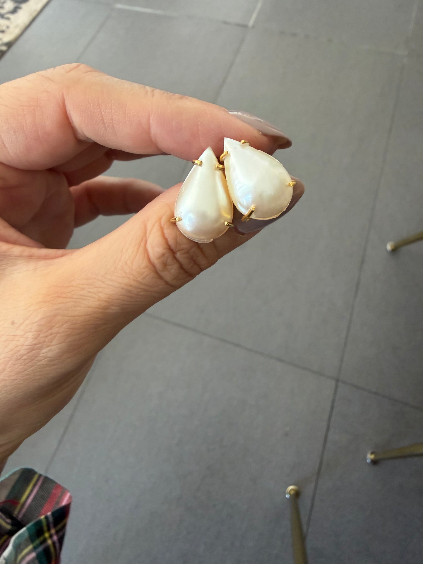 Aretes gota madreperla montados en oro