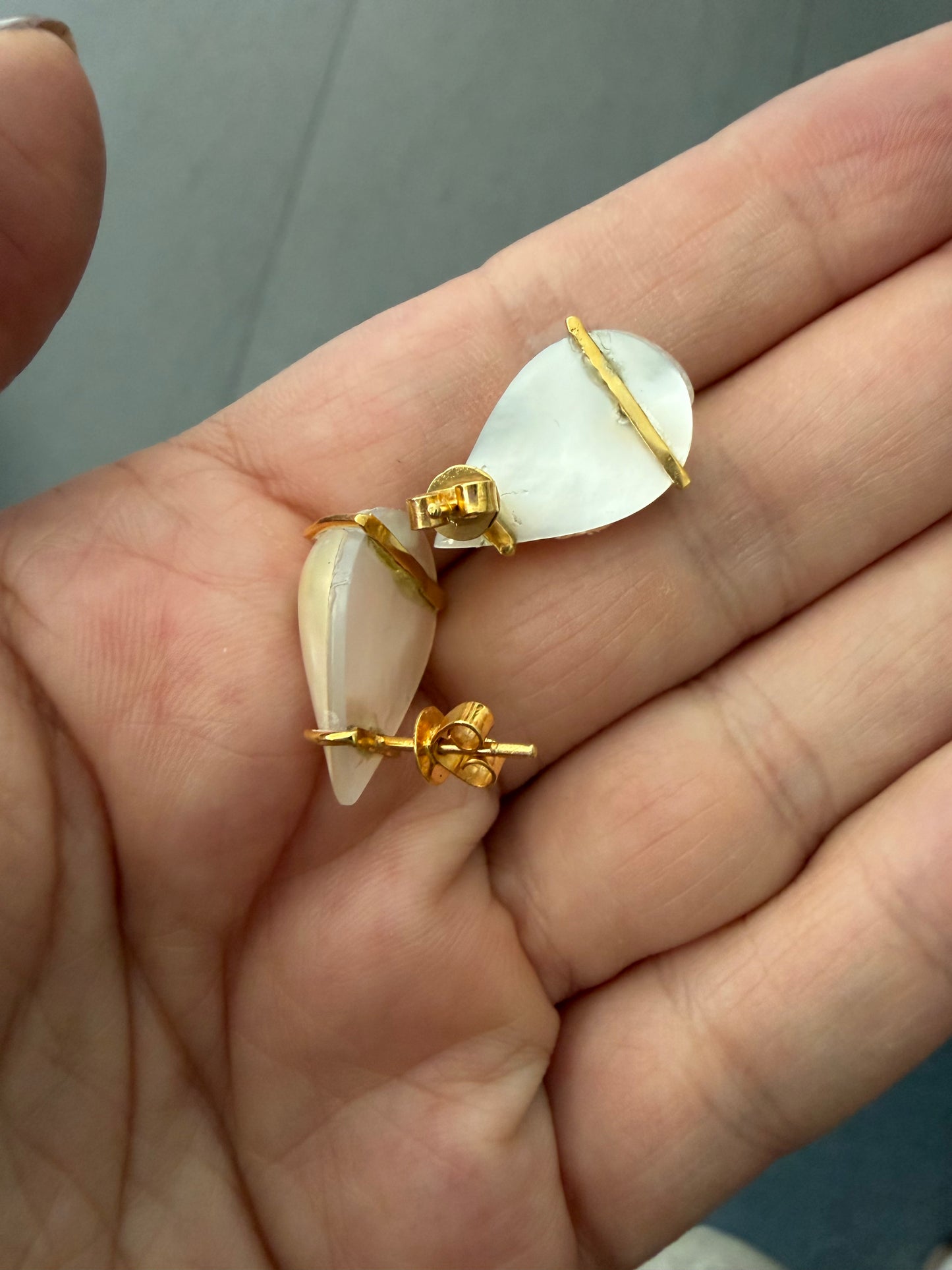 Aretes gota madreperla montados en oro