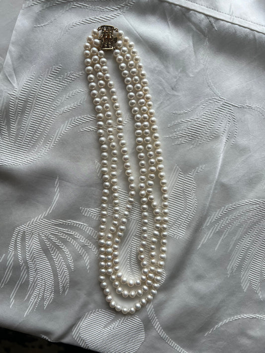 Collar triple perlas cultivadas.