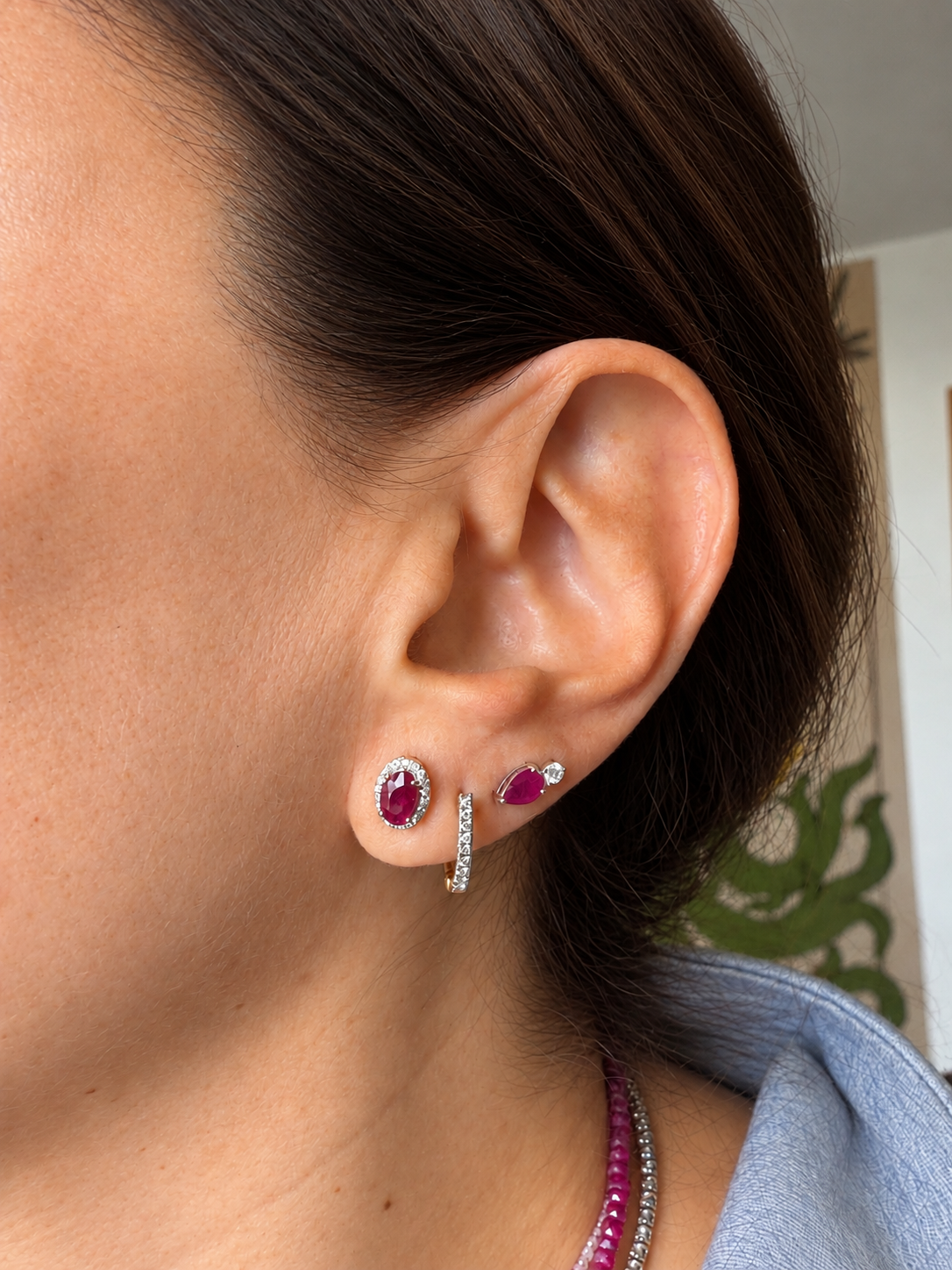 Aretes rubí gota con un diamante oro 14k