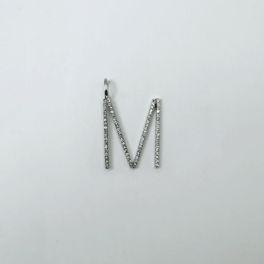 Dije letra M Thin XL - Oro Blanco