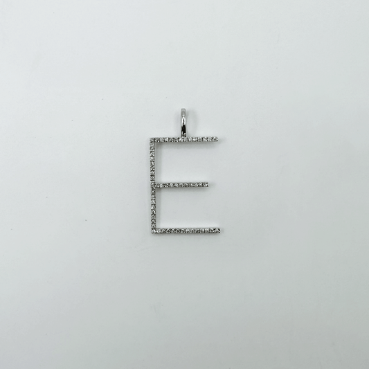 Dije letra E Thin XL - Oro Blanco