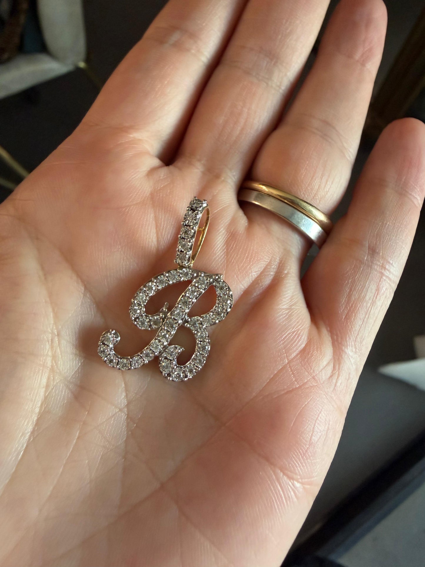 Dije letra "B" XL cursiva en oro y diamantes.