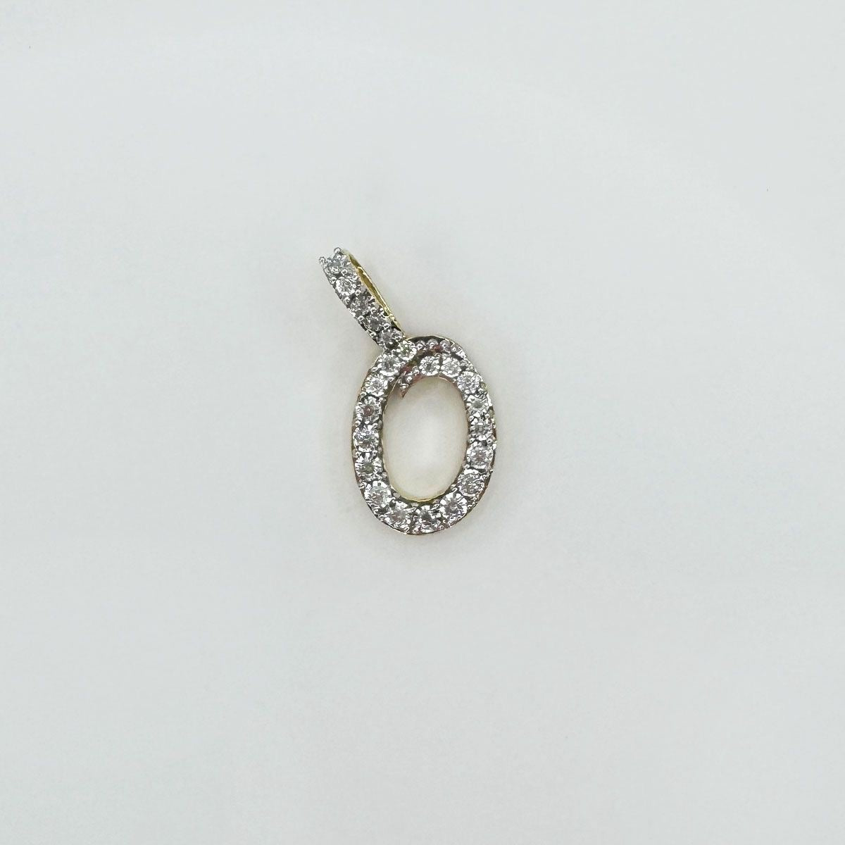 Dije letra "O" XL cursiva en oro y diamantes.