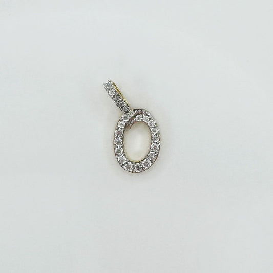 Dije letra "O" XL cursiva en oro y diamantes.